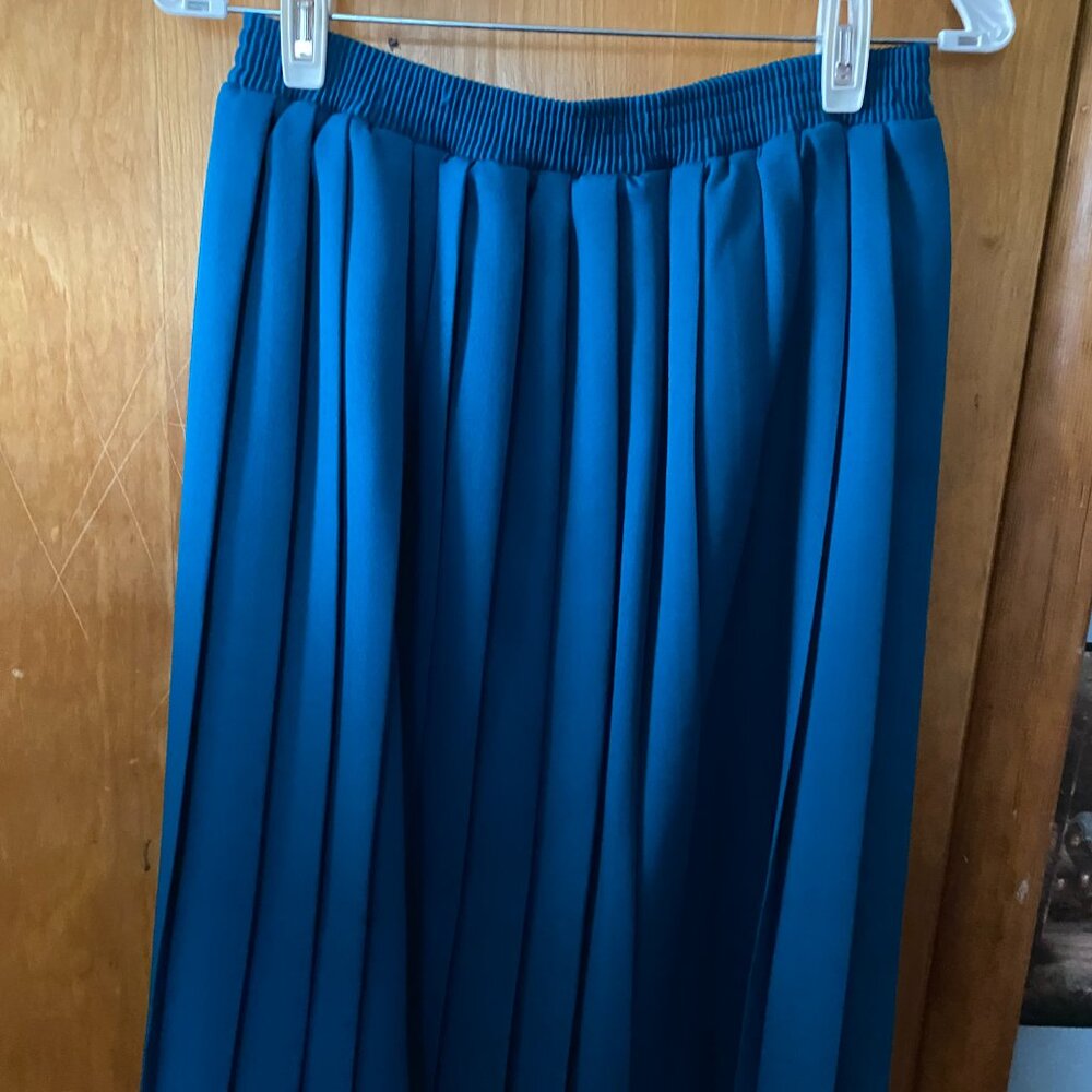 two pc suit - Picture 3 of 4
